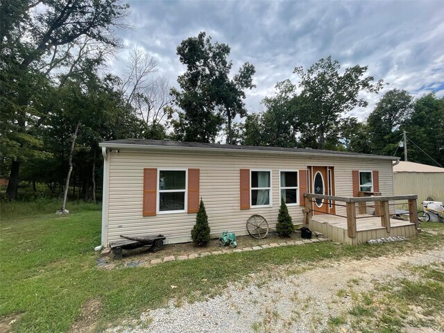 manufactured / mobile home with a front yard and a deck