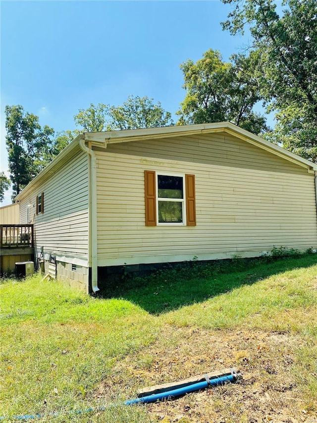 view of side of property featuring a lawn