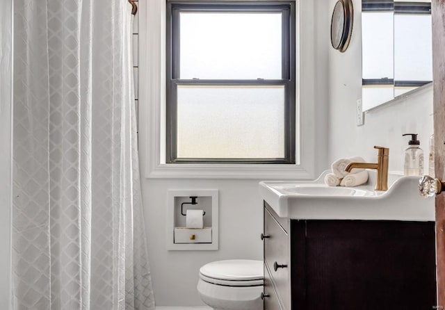 bathroom with a shower with shower curtain, vanity, and toilet