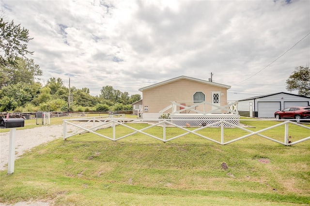 view of yard featuring an outdoor structure and a garage