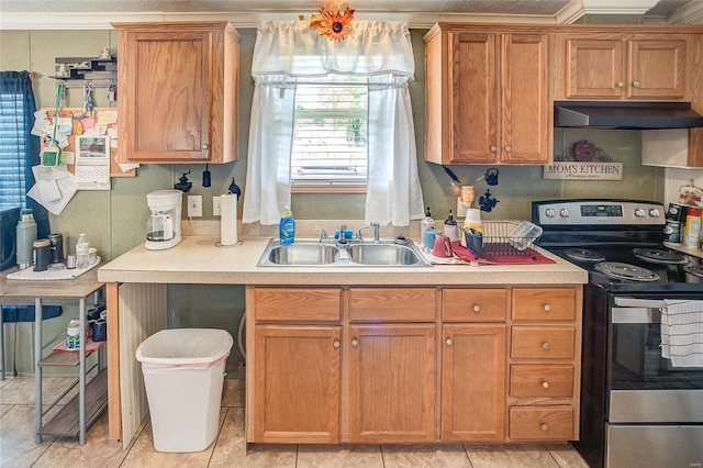 kitchen with sink, crown molding, stainless steel electric stove, and light tile patterned floors