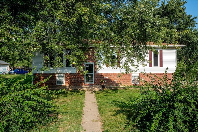 view of front of home with a front lawn