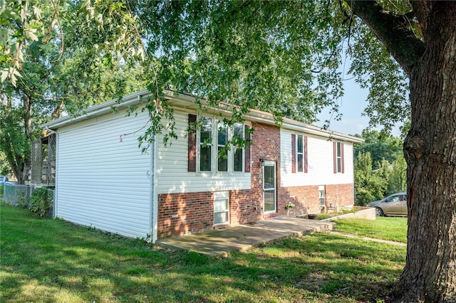 raised ranch featuring a front lawn