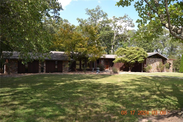 view of front of home with a front lawn