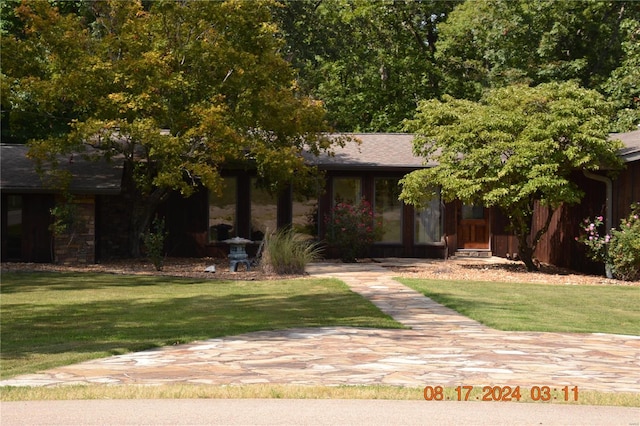 view of front of property featuring a front lawn