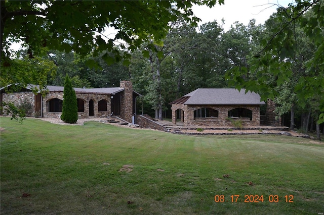 ranch-style home featuring a front lawn