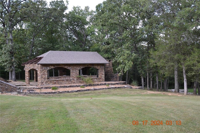 view of front of property with a front yard