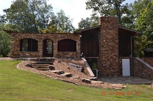 exterior space featuring a front lawn