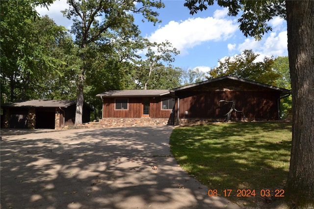 view of front of home featuring a front yard