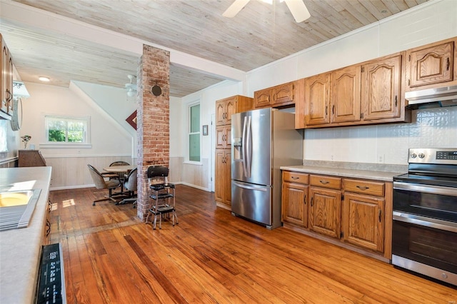 kitchen featuring light wood-style flooring, under cabinet range hood, a ceiling fan, light countertops, and appliances with stainless steel finishes