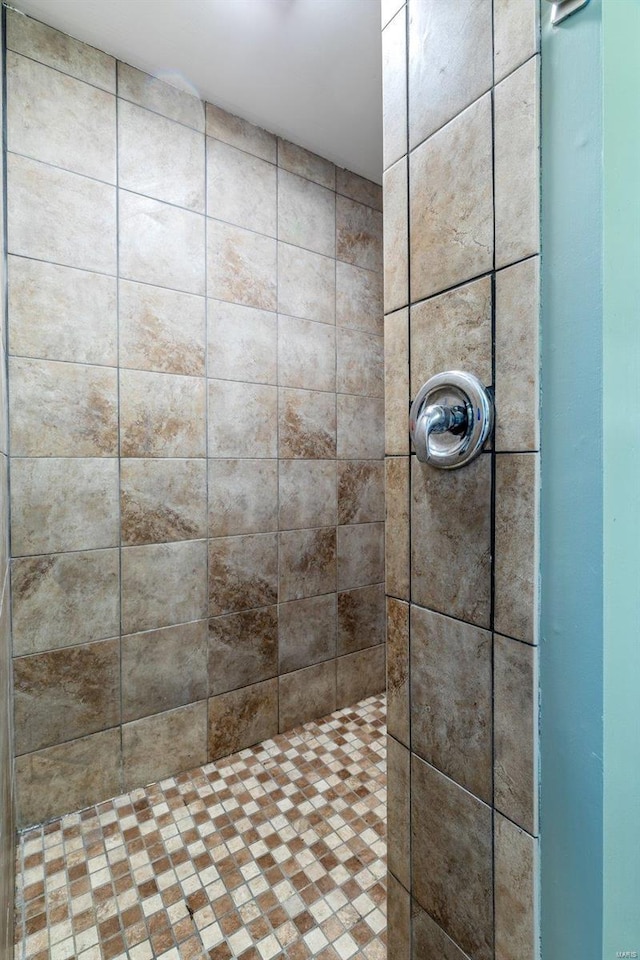 bathroom featuring a tile shower