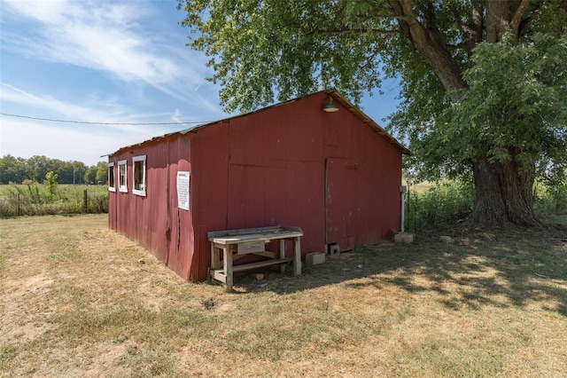 view of outdoor structure featuring an outbuilding