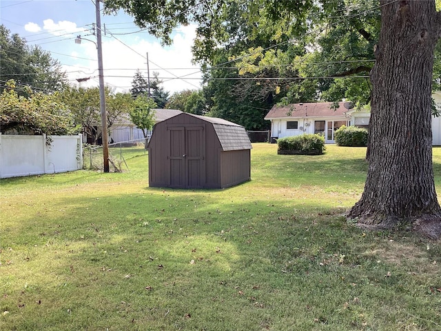 view of yard featuring a shed