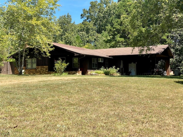 ranch-style house featuring a front lawn