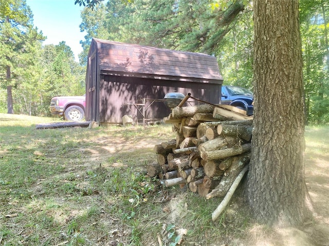 view of yard with an outbuilding