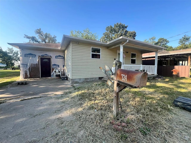 view of front of house with a front lawn