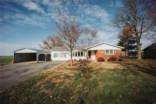 ranch-style home featuring a front lawn and a carport