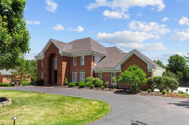 view of front of house featuring a front lawn