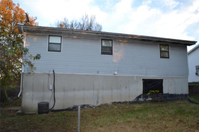 back of house featuring a yard