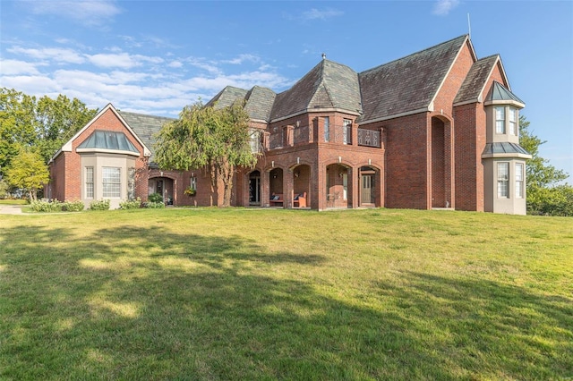 view of front of house with a front yard