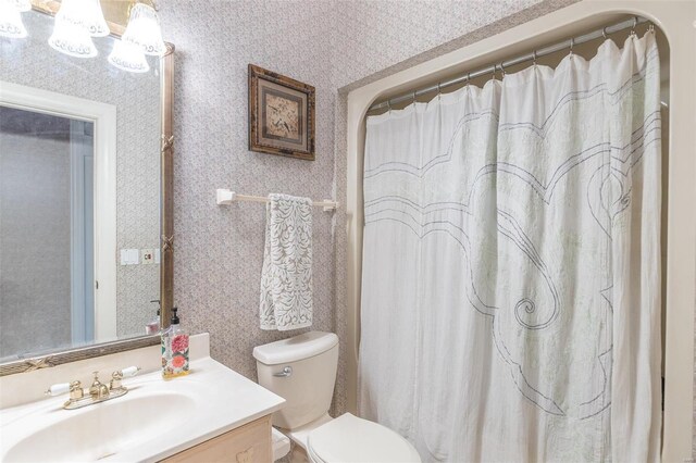 bathroom with a shower with curtain, vanity, and toilet