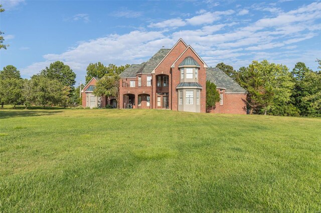 view of front of property featuring a front yard