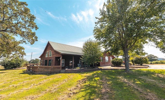 view of front of house featuring a front lawn