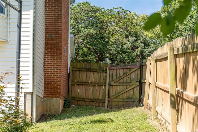 view of yard featuring a gate and fence