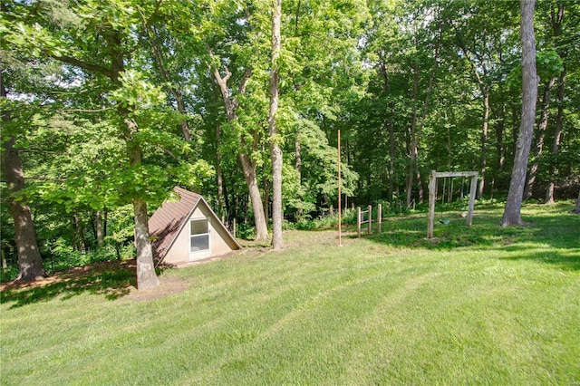 view of yard featuring an outdoor structure