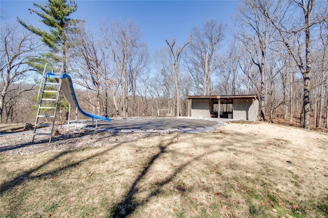 view of yard with an outbuilding