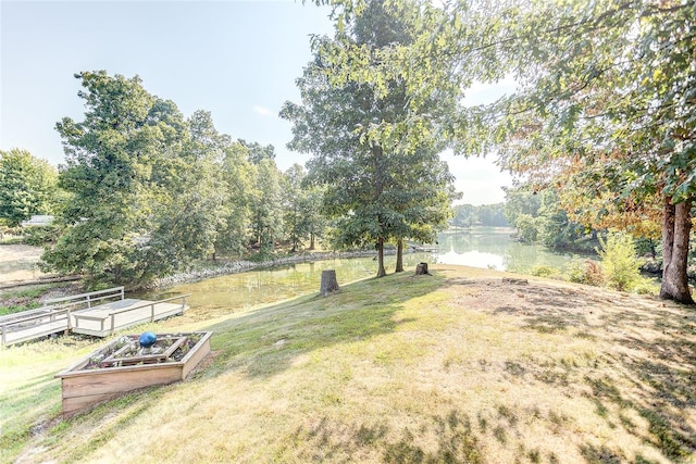 view of yard featuring a water view