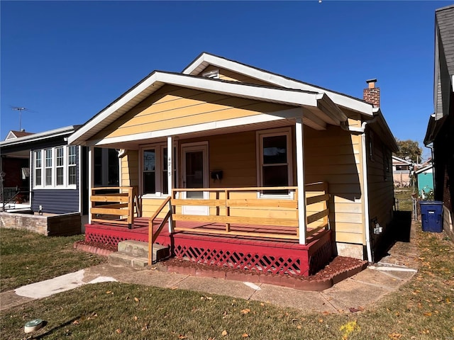 view of front of house featuring a porch and a front lawn