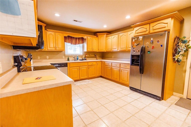 kitchen with visible vents, a sink, recessed lighting, stainless steel appliances, and light countertops