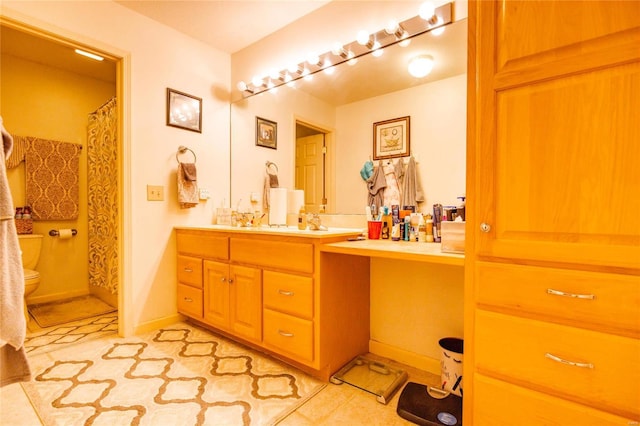 bathroom with a shower with shower curtain, toilet, vanity, and baseboards