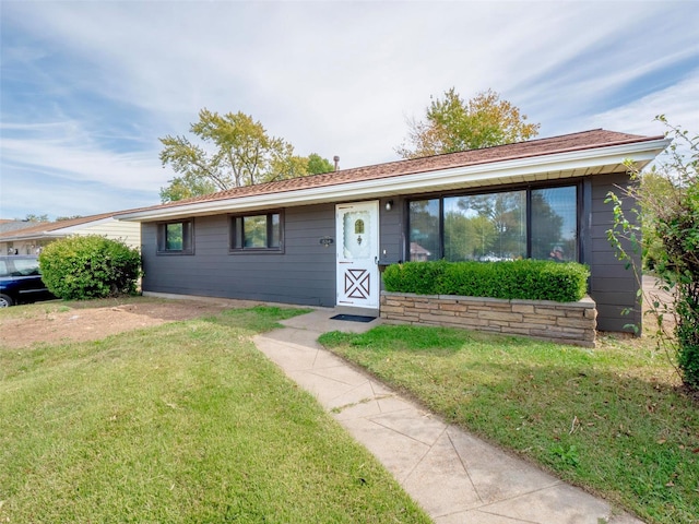 ranch-style home featuring a front lawn