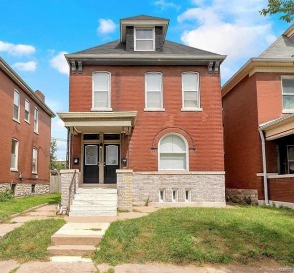 view of front of house with a front lawn