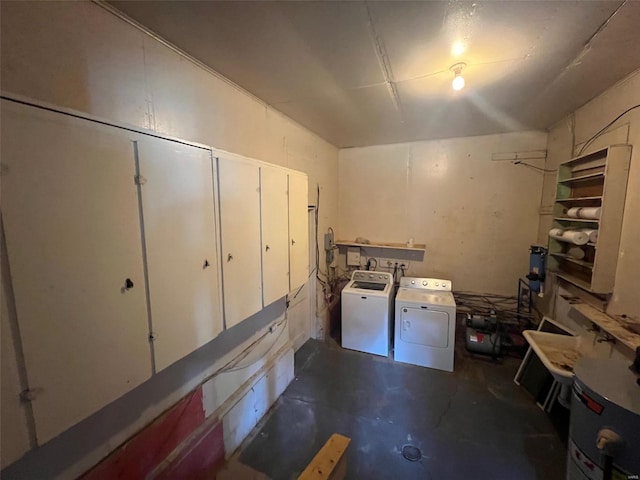 basement with water heater and washer and dryer