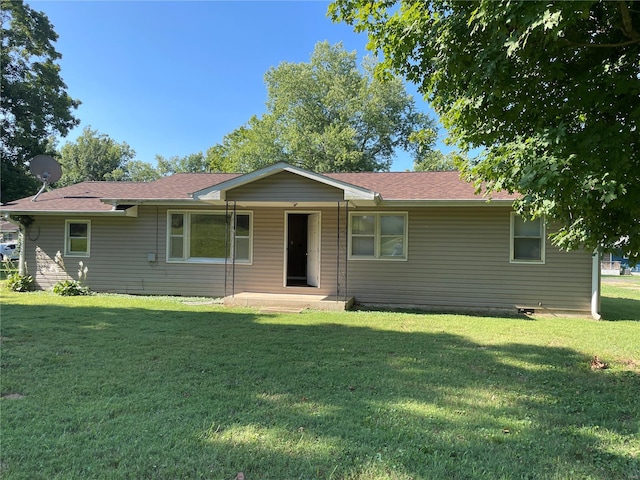 view of front of house featuring a front lawn