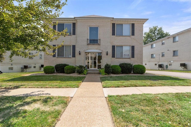 view of front of property featuring a front yard