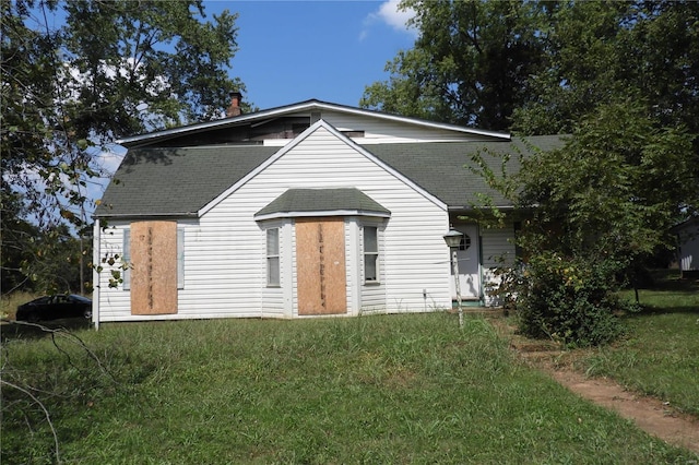 exterior space featuring a front yard