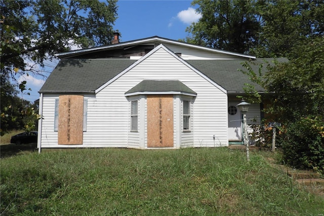 view of front facade featuring a front lawn