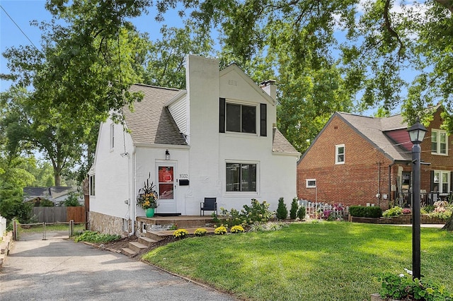 view of front of house featuring a front lawn