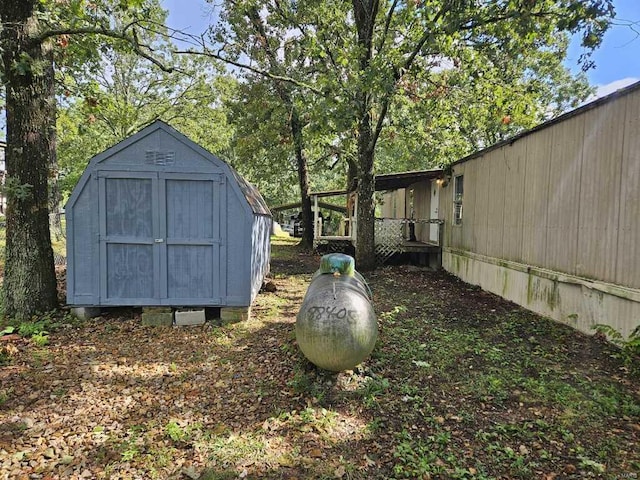 view of yard with a storage shed