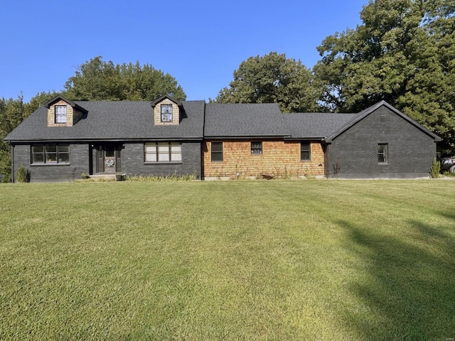 view of front facade with a front yard