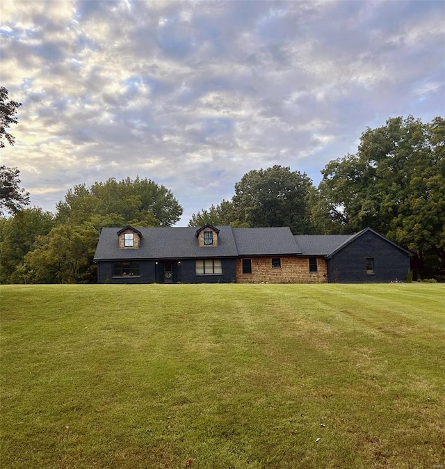 view of front facade featuring a front yard