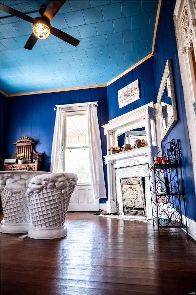 living room featuring crown molding, ceiling fan, and hardwood / wood-style floors