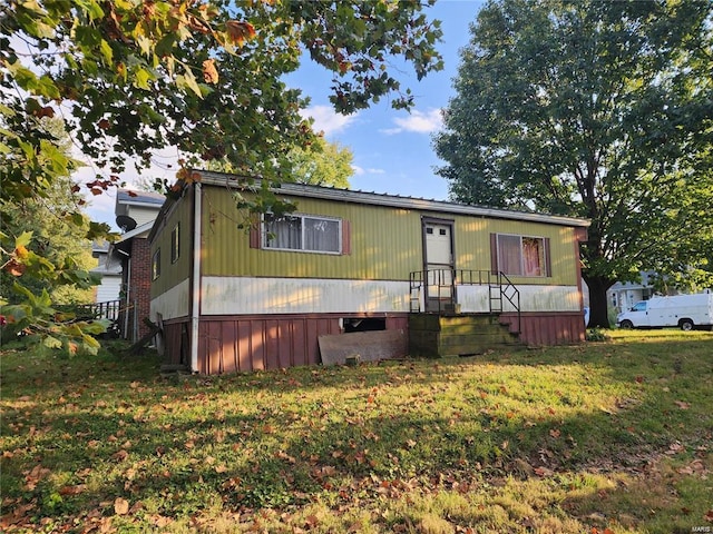 manufactured / mobile home with a front yard