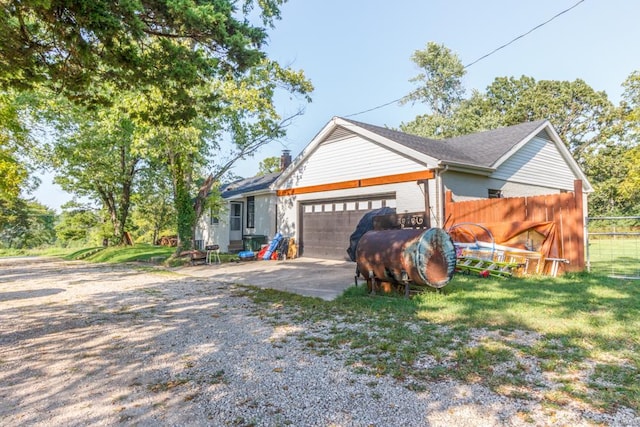 view of front of home featuring a front lawn and a garage