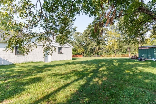 view of yard featuring a storage unit