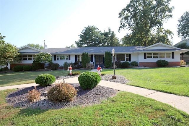 ranch-style house featuring a front yard